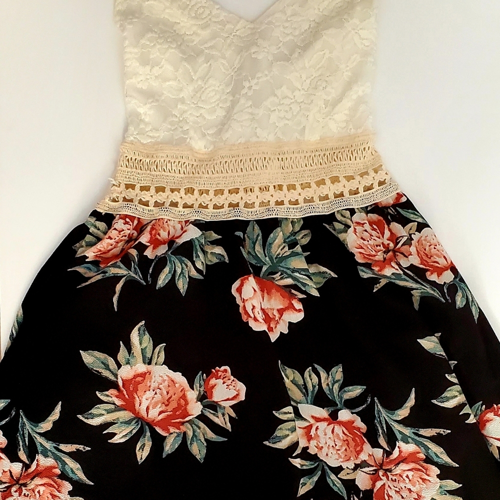 gLare criss cross floral mini dress